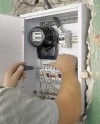 Как правильно подключить провода к автомату, если клеммы не видны, а снимать автомат нельзя?