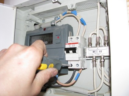 Какие особенности могут возникнуть в процессе установки и подключения  электрического счетчика